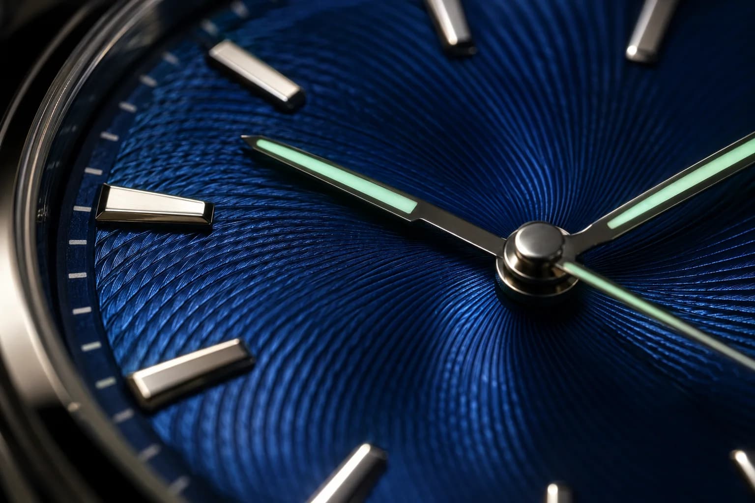 Makroaufnahme eines blauen Uhren-Zifferblatts mit Guilloché
